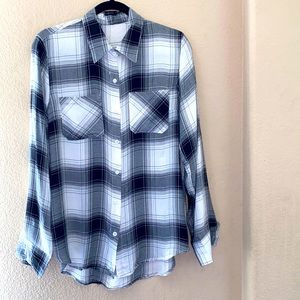 WOMEN’S PLAID ROLL SLEEVE BUTTON DOWN SHIRT.